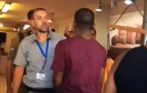 شاهد: اعتقال شاب اريتري بعد الاعتداء على سيدة في مدينة يافا 